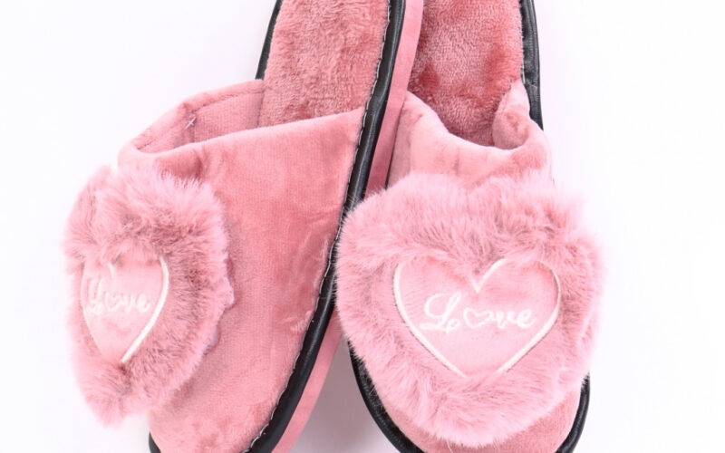 Idei Cadouri de Craciun Copii Online 🎅 Papuci cu inima roz Mista